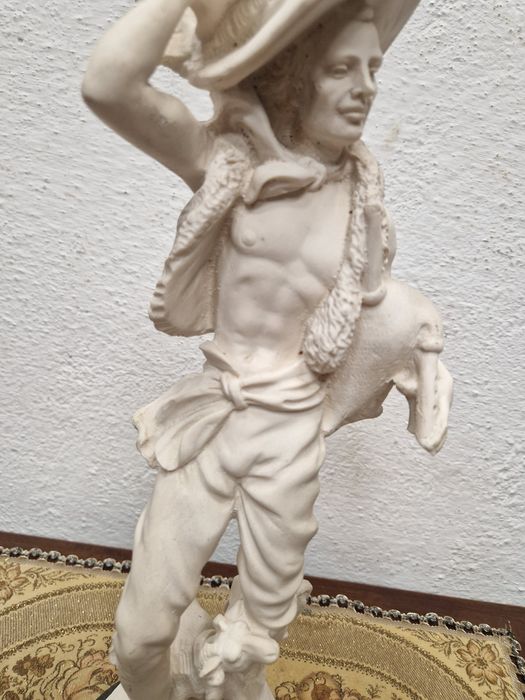 Красива фигура "Момче с овце"