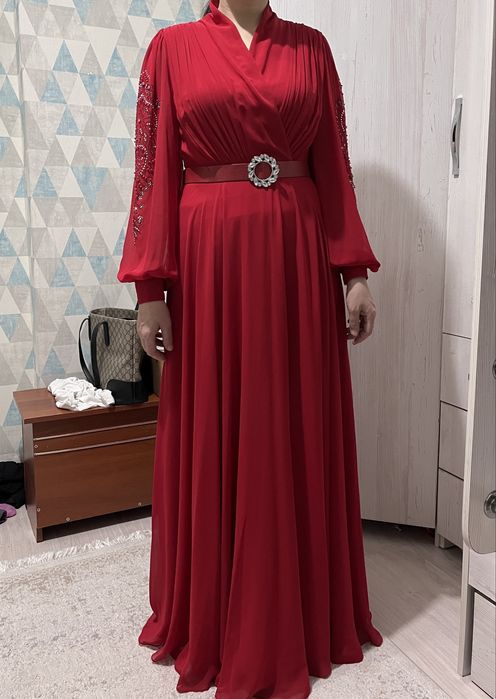 Красное платье надетое всего 1 раз