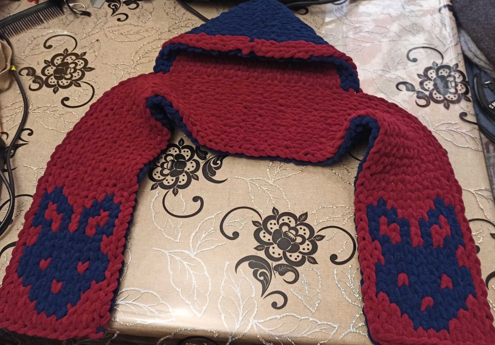 Ръчно плетен децки шал с качулка