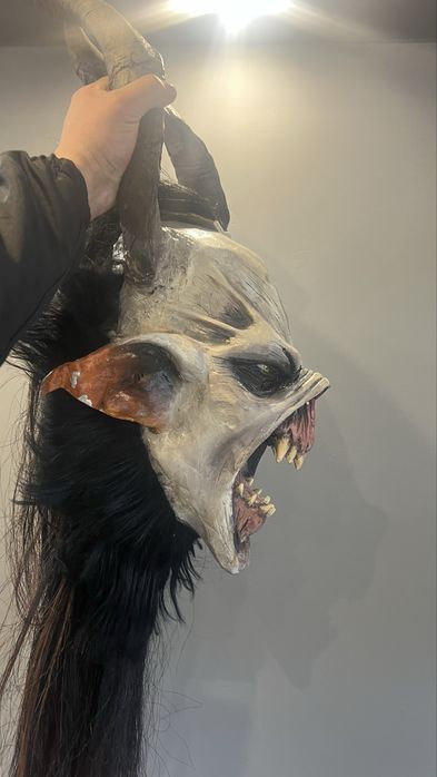 крампус маска светеща