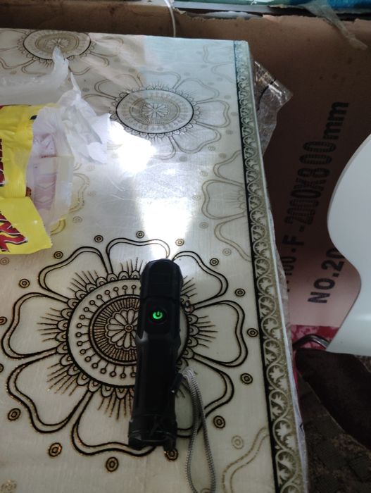 Lanternă cu electroșocuri NOU