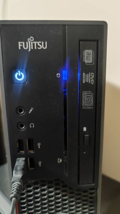 Мини компютър Fujitsu, готов за работа с Windows 10.