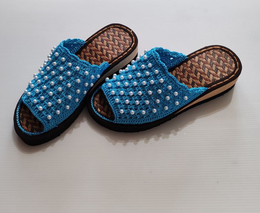 Қолдан тоқылған аяқ киімдер