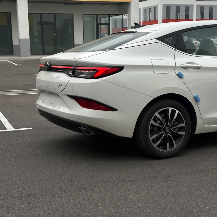 JAC J7 sedannIi udari