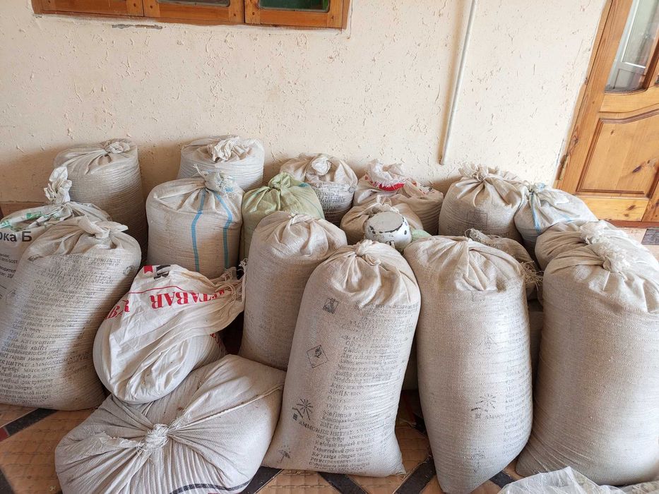 Arpa sotiladi. 4000 dan. Mestniy. 1  tonna.