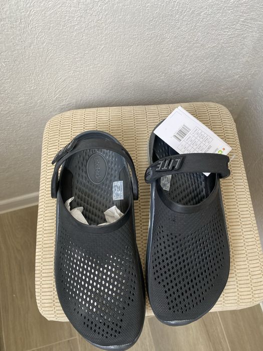 Продам женские кроссовки