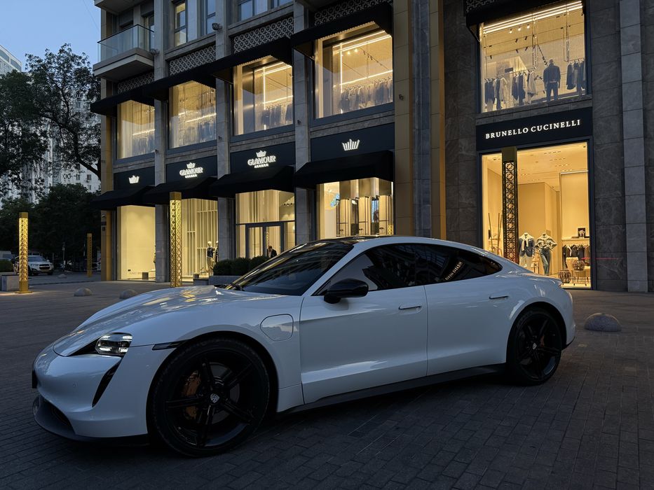 Porsche Taycan 2021 год