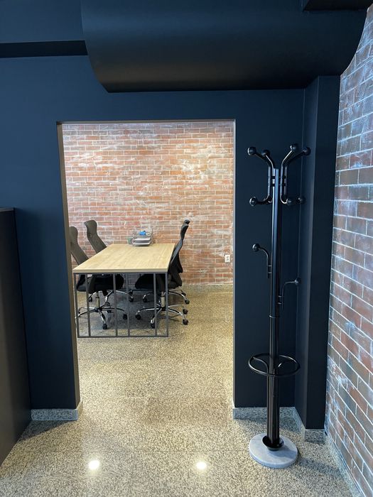 Маса и четири офис стола