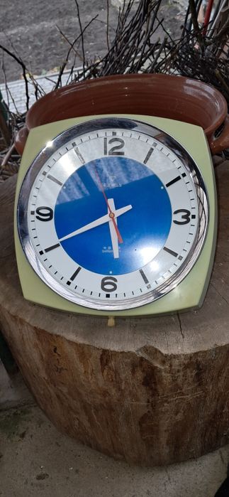 Cess de perete cu rubine