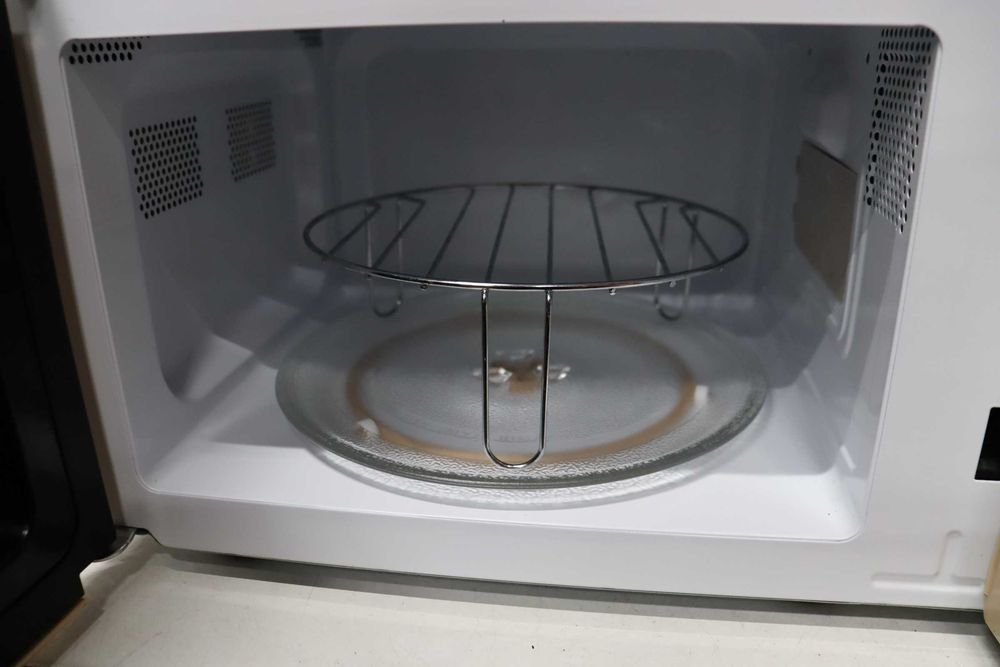 Cecotec Proclean 5110 Ретро Жълта Цифрова Микровълнова Печка с Грил, 700 W, 5 Нива, Таймер до 60 минути, 8 Програми и Режим Размразяване, лек ДЕФЕКТ