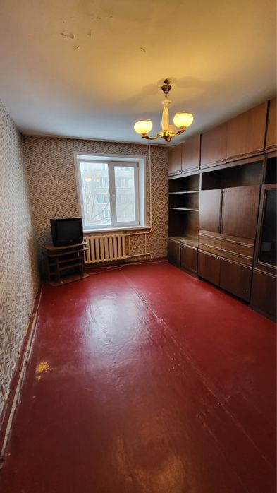 Стенка коричнего цвета