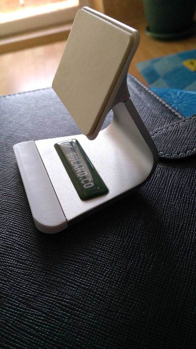 Продавам стойка за телефон метална