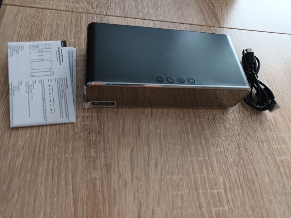 Часовник, с безжично зарядно за телефон, термометър, будилник