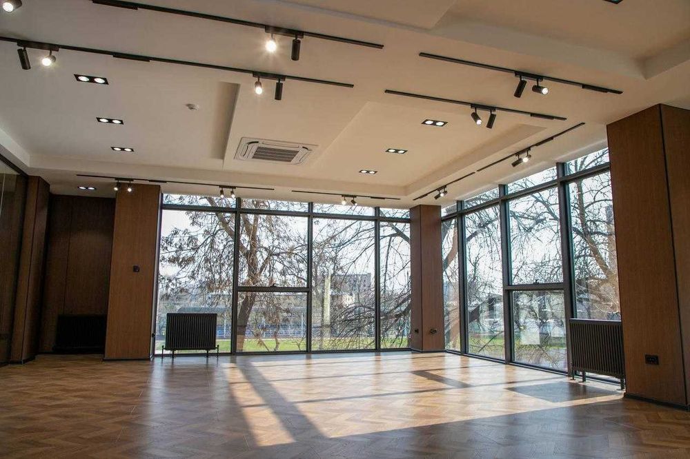 Продается офис в БЦ в Яккасарайском районе. С готовым арендатором.