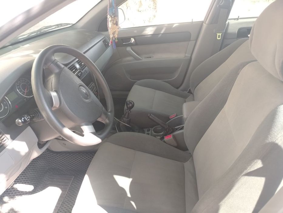 Lacetti srochna sotiladi
