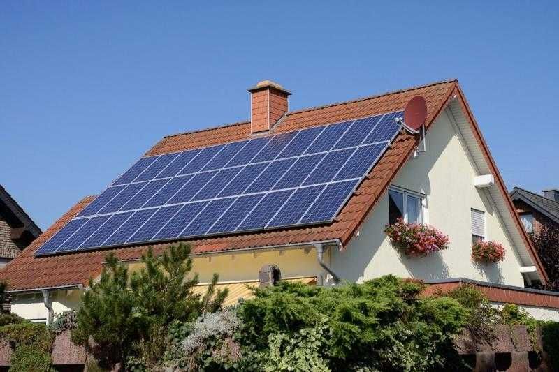 Solar panel 640w. Solar power энергетик. Солнечные батареи на крыше. Фотоэлектрический преобразователь солнечных батарей. Солнечные батареи на крыше.