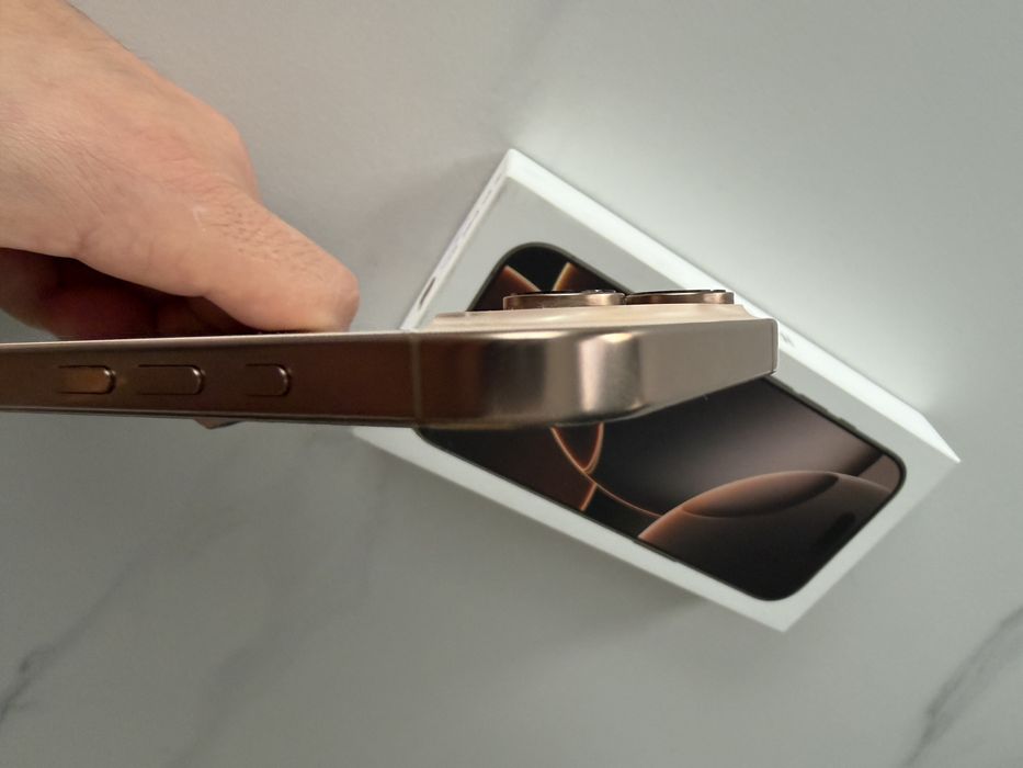 iPhone 16 Pro, desert titanium, 256 GB.