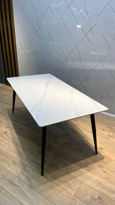 Обеденный стол с мраморной столешницей