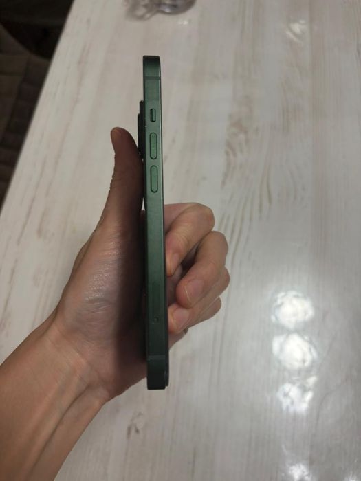 IPhone 13 в цвете хаки