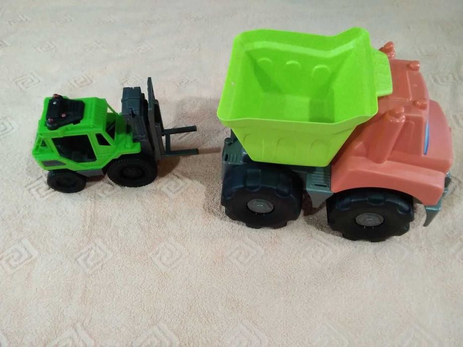 Машины,игрушки детские,есть 2 шт, самосвал,кара,новые