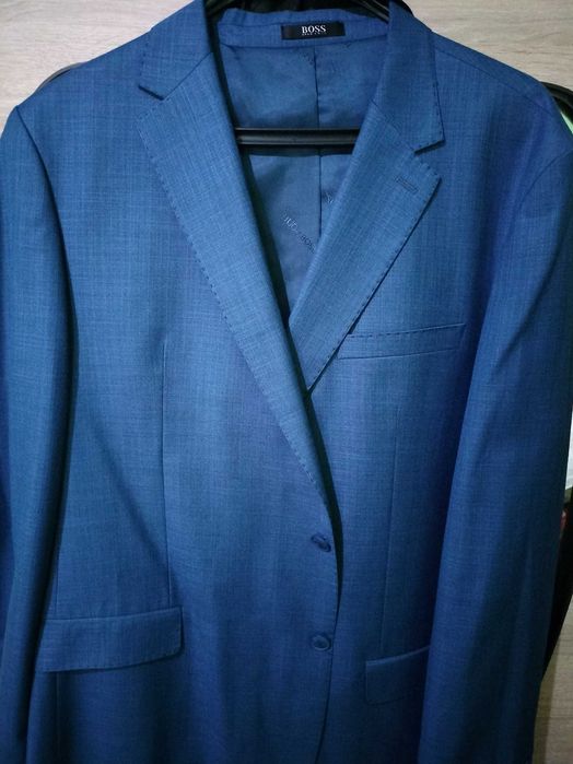 Vând costum Hugo Boss