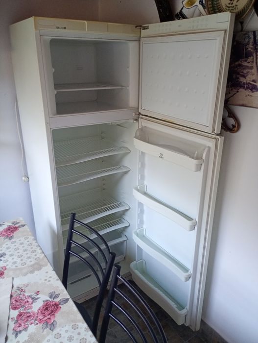 Vând frigider Indesit cu două uși.