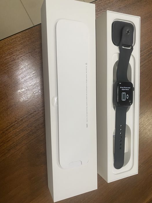 Продам Apple Watch series 5