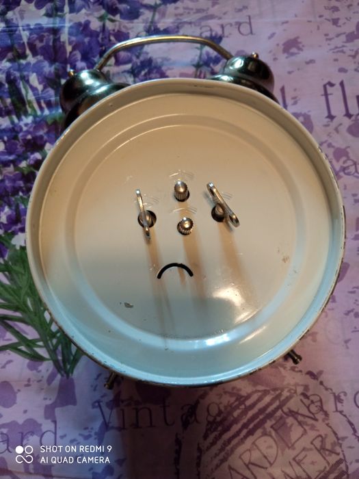 Будилник с секундарник,