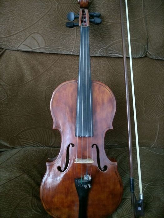 Gitara va skripka sotiladi