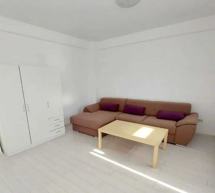 Дава се под наем Тристаен апартамент в Бургас, Център - 90 кв.м за 306 € - Снимка #1