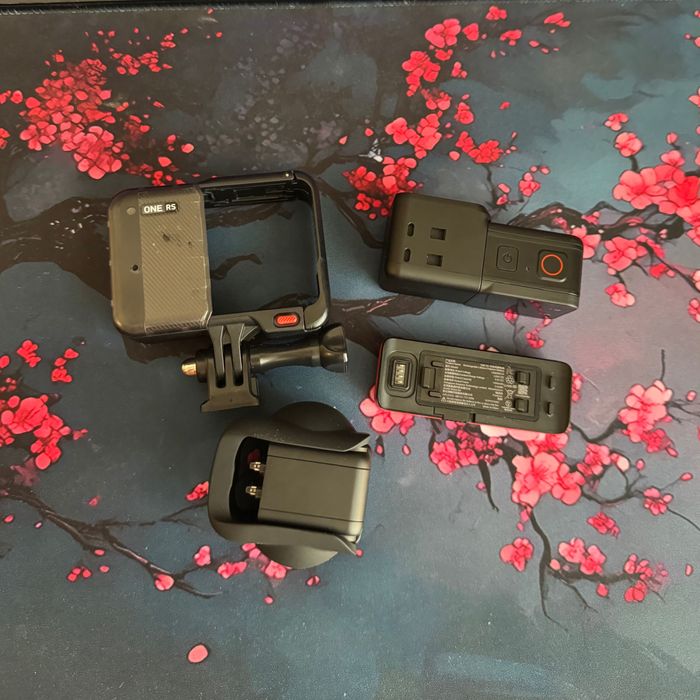 Insta360 ONE RS Twin Edition + 64GB microSD карта