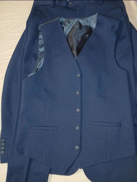 Costum elegant barbati. Mărimea 48. O singura purtare, prețul este ușor negociabil.