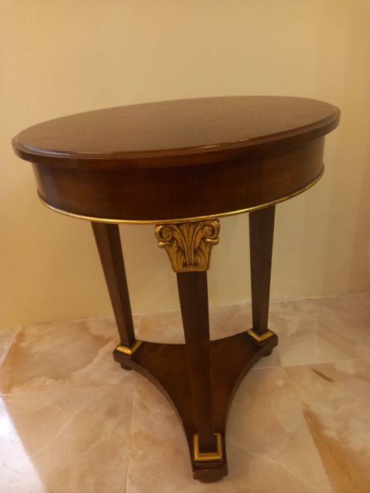 Кръгла масичка масив с златни орнаменти.  Перфектна