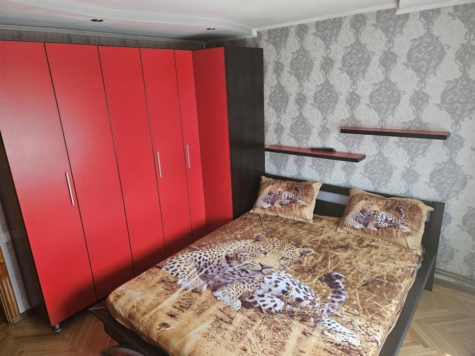 Apartament  Este nou si se akirieaza asa cum edte an poze