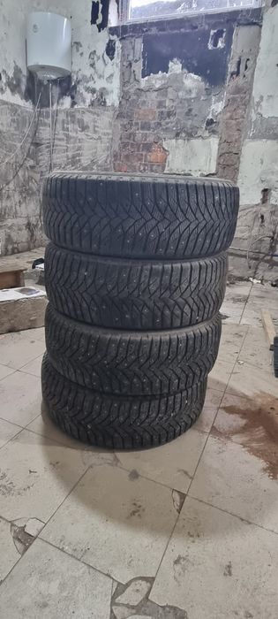Продам шипованные шины Triangle 215/55 R17
