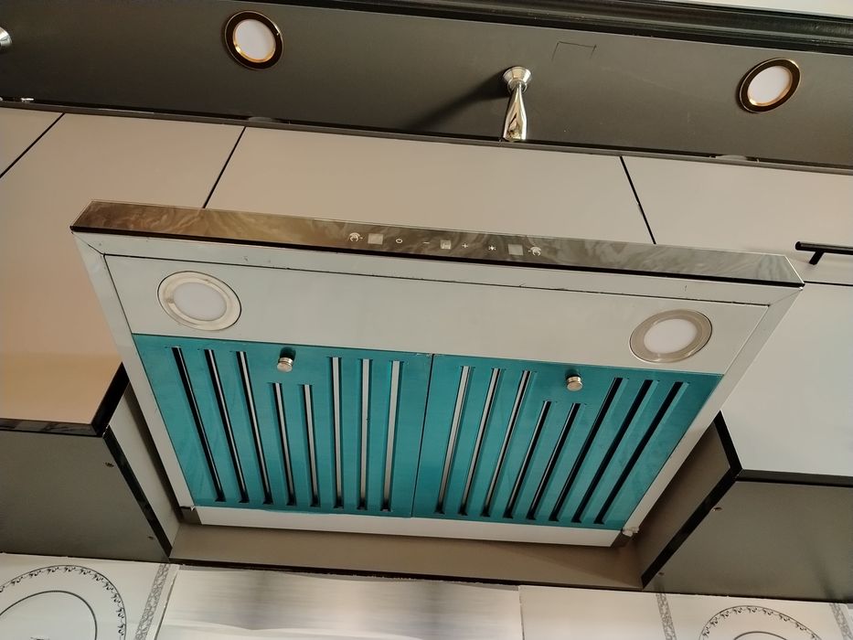 Вытяжка марки Зиффлер сенсорный.