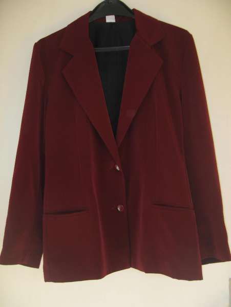 продавам дамски официален костюм ,заедно със бяля риза