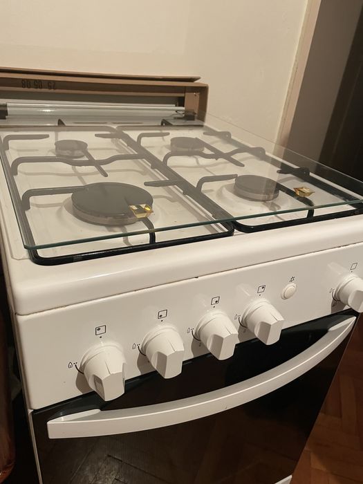 De vânzare aragaz pe gaz Zanussi