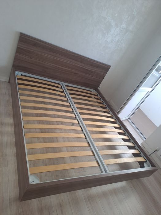 Продам двуспальный кровать без матраса
