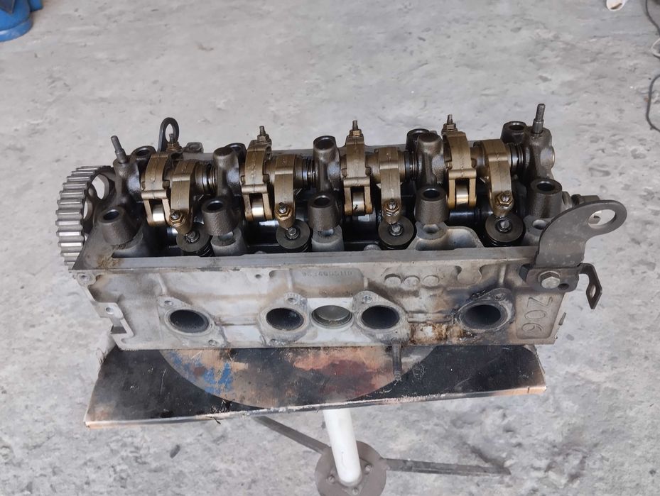 Продавам глава за Пежо 1,4