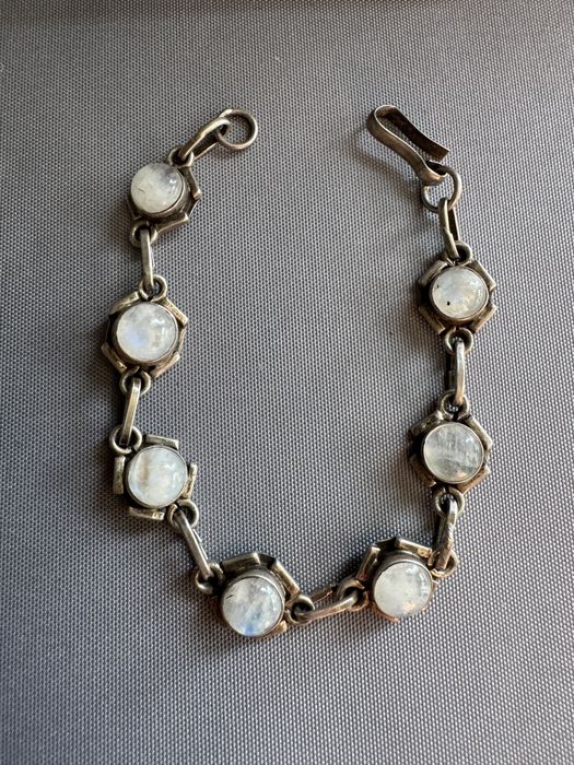 Bratara din argint si piatra lunii