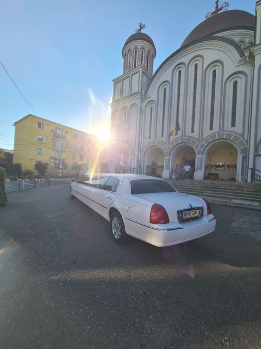 Limuzina Lincoln Town Car 2008 de inchiriat