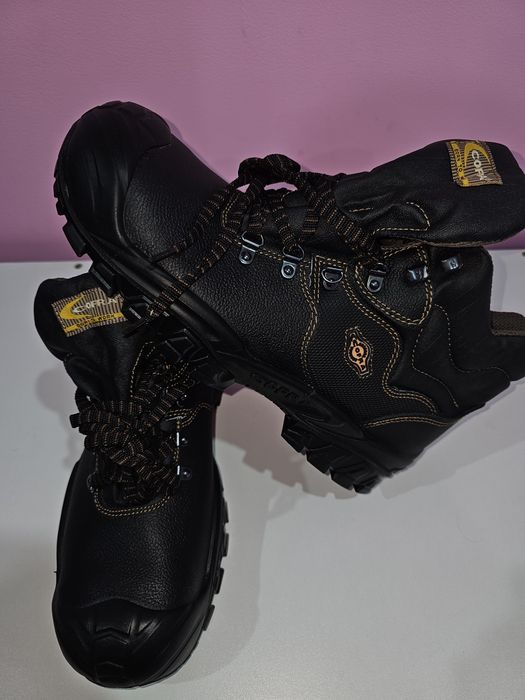 Чисто нови работни обувки Cofra