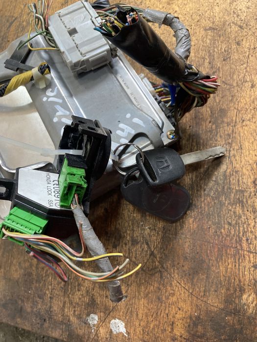 Honda civic 1.4i 2004година Компютър модул волан и ключ