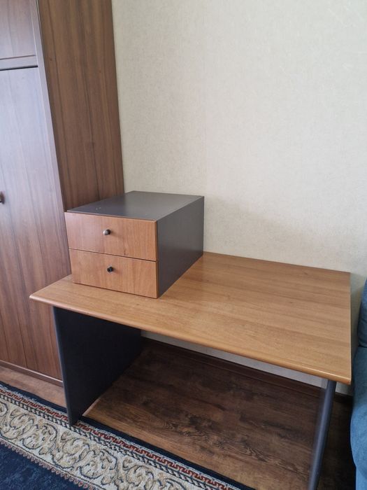 Продам письменный стол.