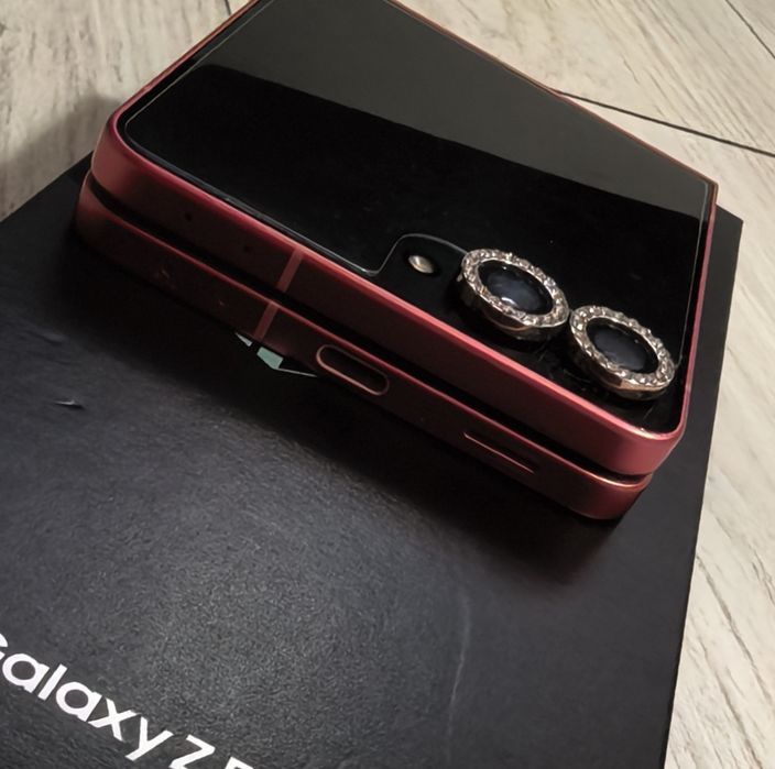 Samsung Galaxy Z Flip7 512GB Dual SIM — КАТО НОВ + ПЪЛЕН ПАКЕТ АКСЕСОАРИ!