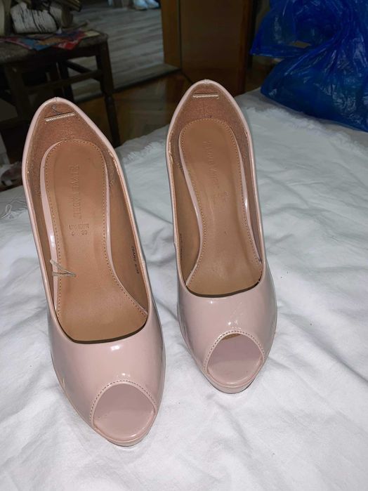 Продавам 4 чифта дамски кецове, обувки и сандали.