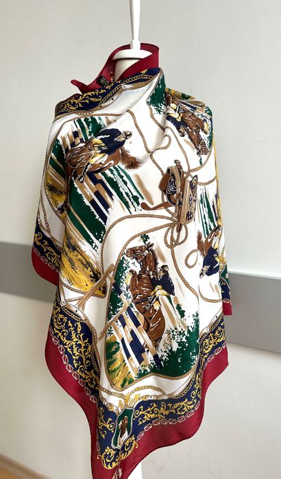 Разкошен копринен шал с ловни мотиви Made in Italy