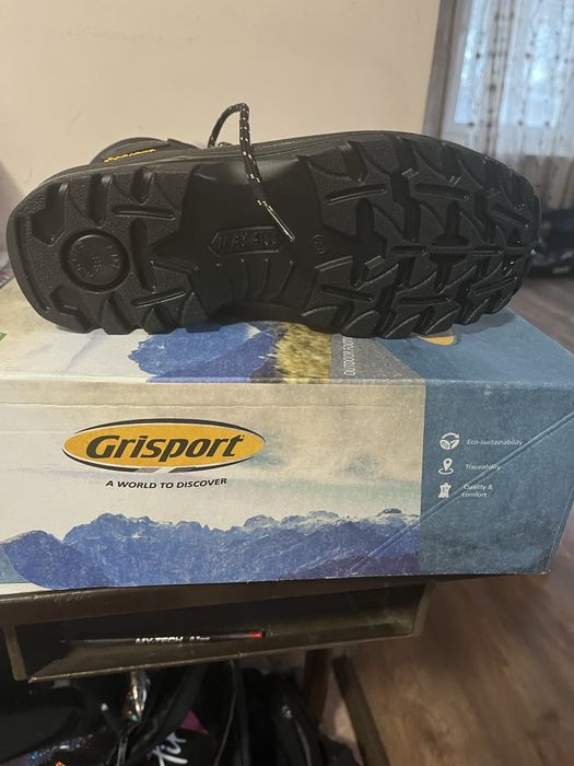 Vand bocanci pentru drumetii 43