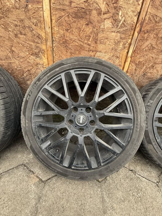 Гуми с джанти Momo 18’ 5х120 BMW F10 F30 F31 225/45/ZR18